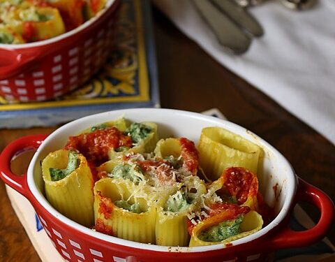 Pasta secca ripiena di ricotta e borragine