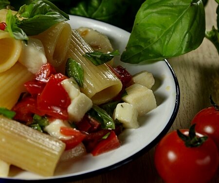 La pasta al pomodoro crudo, con mozzarella, basilico e olio buono