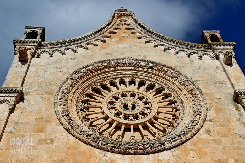 Puglia Cattedrale di Ostuni - Posate Spaiate