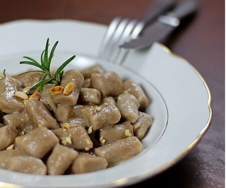 Gnocchi di farina di castagne con olio al rosmarino e pinoli