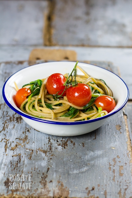 gli spaghetti con gli agretti, aglio fresco e pomodorini