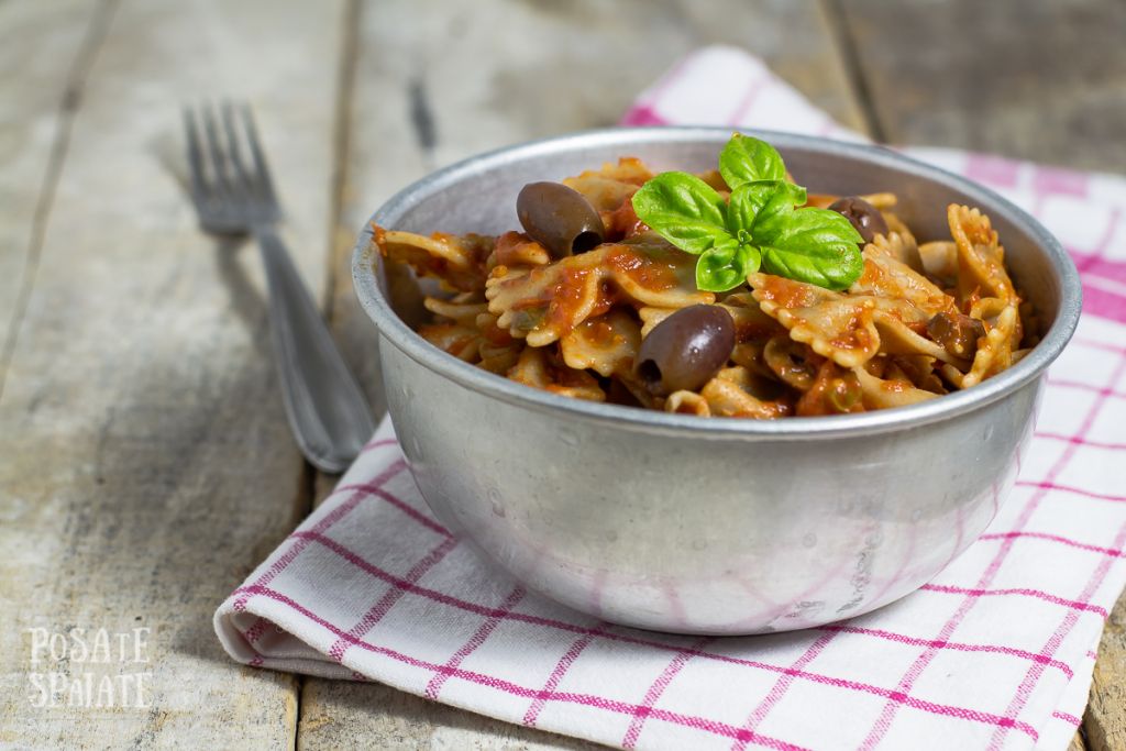 Farfalle pomodoro, olive e basilico_Posate Spaiate