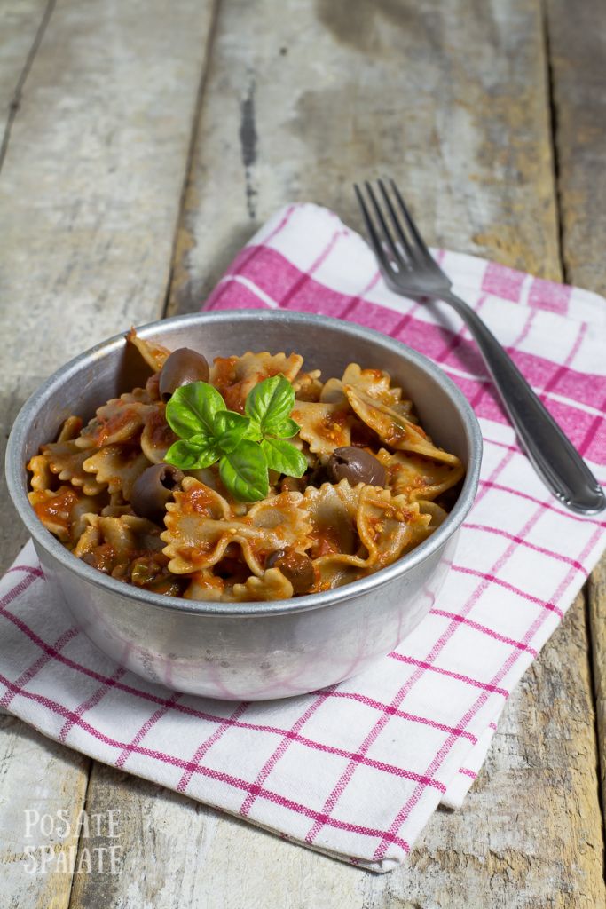 Farfalle pomodoro, olive e basilico_Posate Spaiate