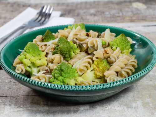 Fusilli con broccolo romanesco, capperi e peperoncino