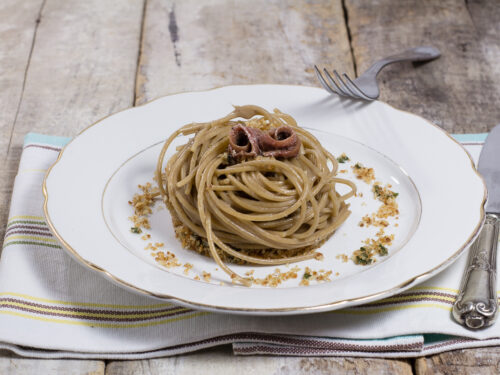 Spaghetti burro acciughe e pane croccante