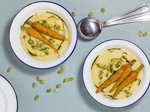 Carote arrostite su crema di ceci con olio di semi di zucca
