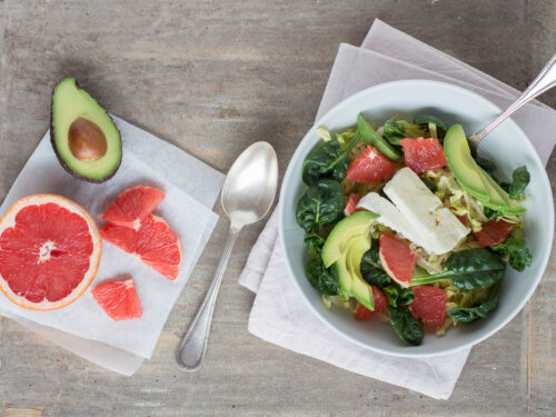 Insalata con avocado, pompelmo rosa e feta grigliata al miele