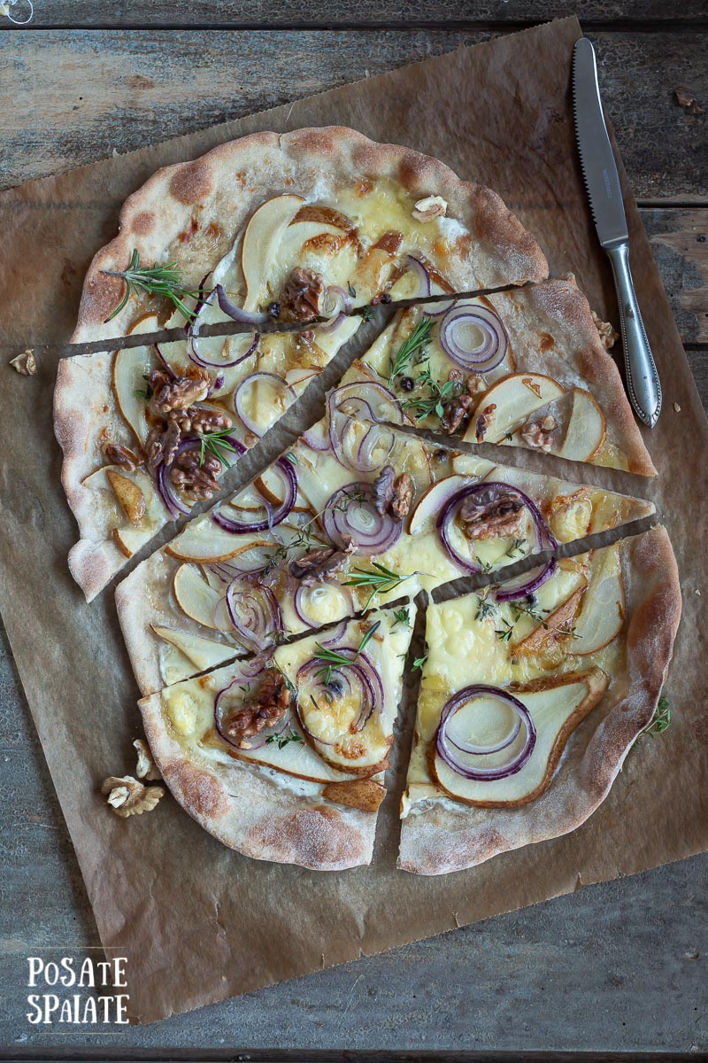 Tarte flambee con pere e formaggio_Posate-Spaiate