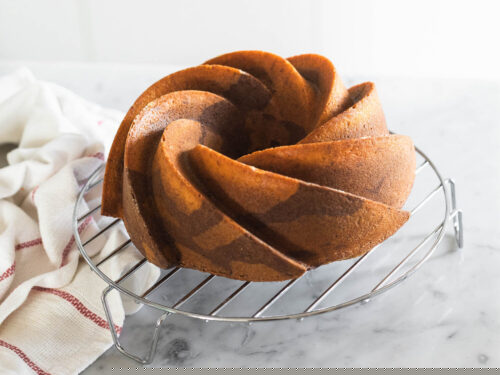 Torta variegata al cacao, con kefir e scorza di limone.